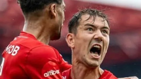 马兹拉维膝盖伤情待定，周一复查结果揭晓